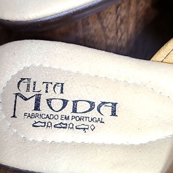 Alta Moda Gold Slip-on Sandals with Colored Sparkles, Size US 8.5 or 39 Shoes - Picture 5 of 9